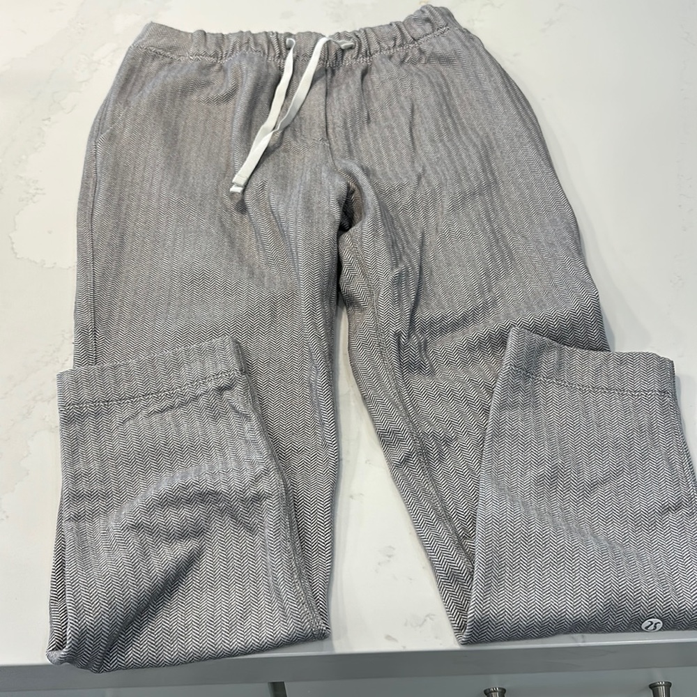 Lululemon Grey & White Houndstooth Joggers